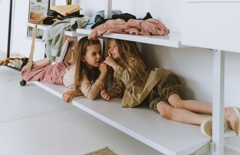 Djeca igraju igru skrivača.