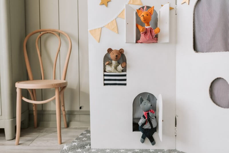 Dječja kućica za lutke izrađena za igru i veselje.