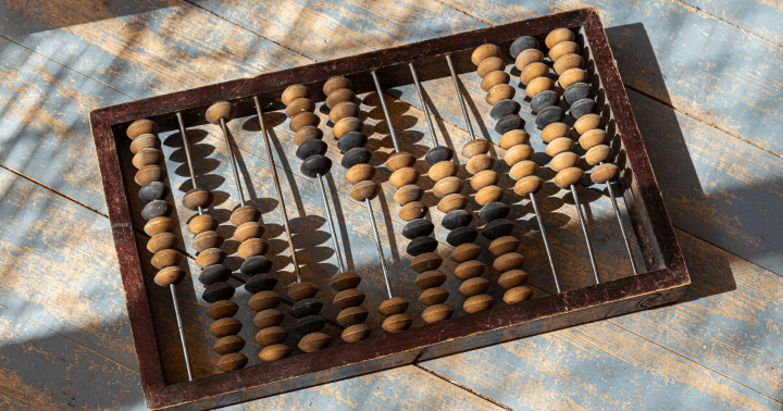 Stari drveni abakus na drvenom stolu