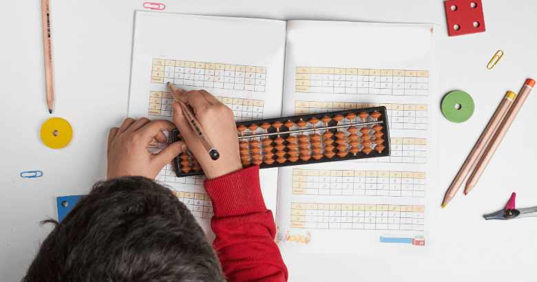 Dijete računa i rješava zadatke na abakusu